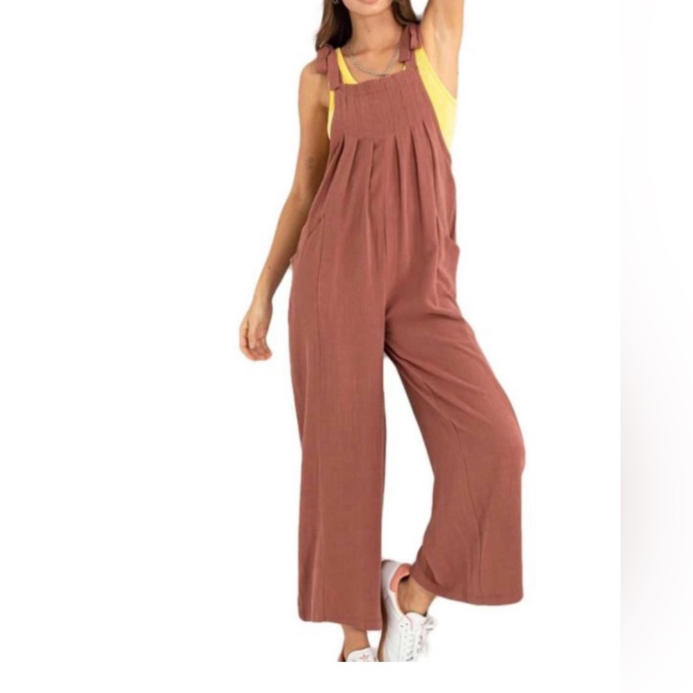 Comfortable roomy linen-blend pleated romper